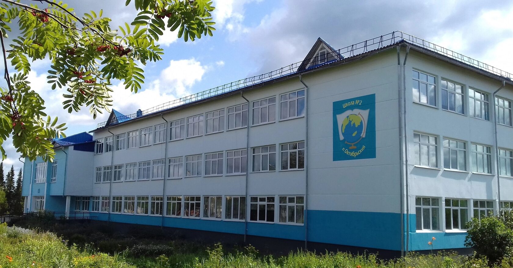 Специалисты Пожарного гарнизона (член Ассоциации РОПБ) установили современную пожарную сигнализацию в октябрьской школе МБОУ "Октябрьская СОШ № 2".