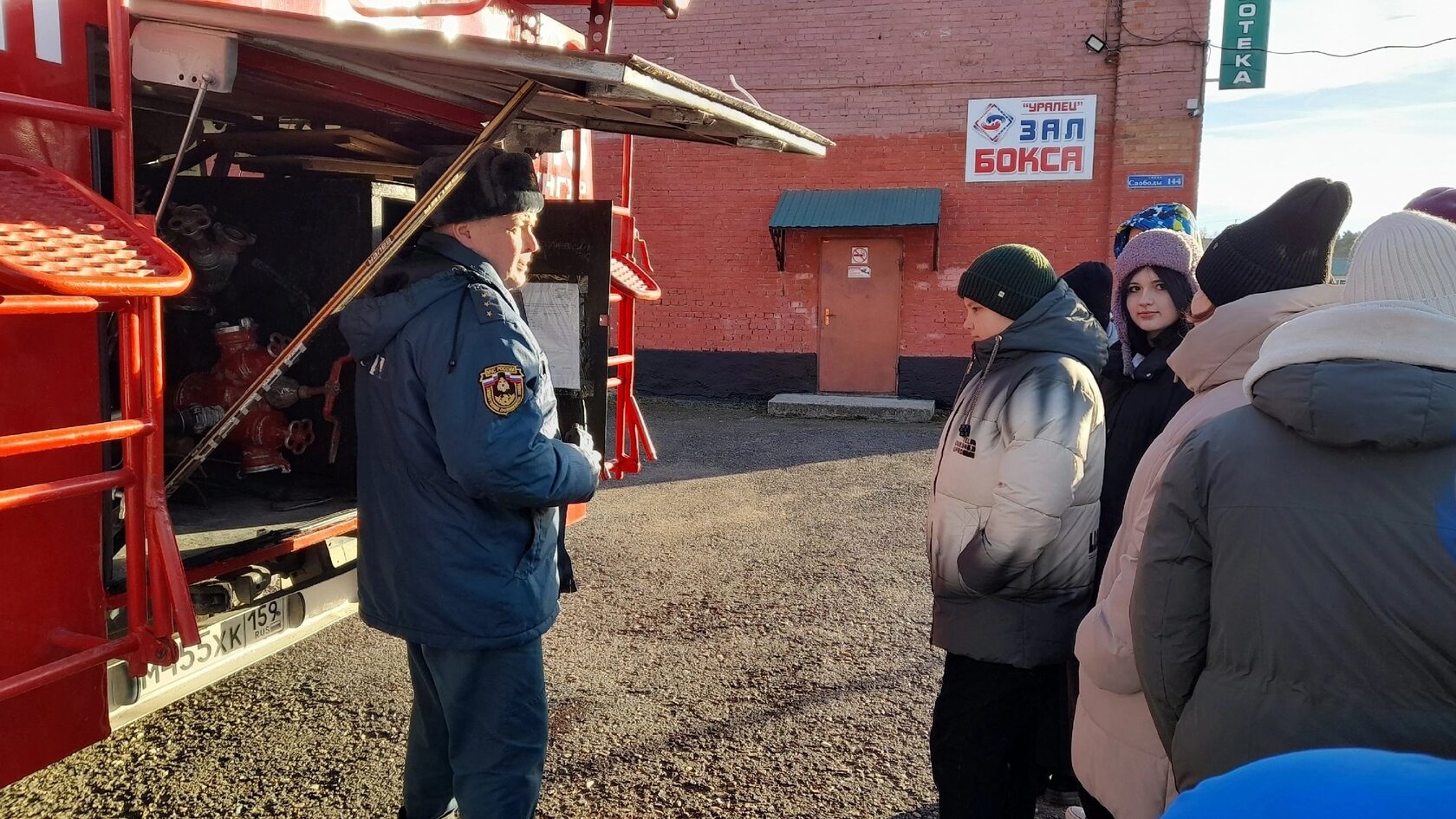 Специалисты "Пожарного гарнизона" провели встречи со студентами и школьниками