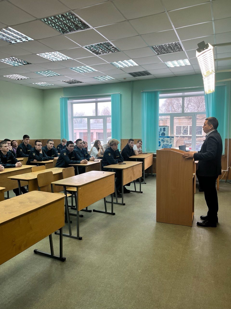 Специалисты "Пожарного гарнизона" провели встречи со студентами и школьниками