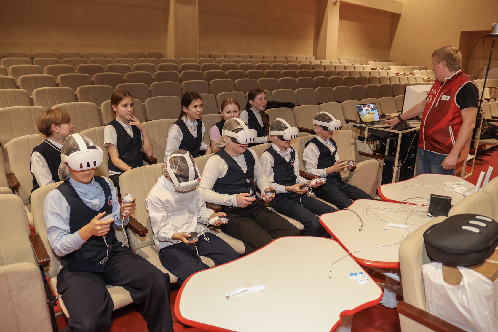 Для ижевских школьников провели занятия с VR-тренажерами по пожарной безопасности