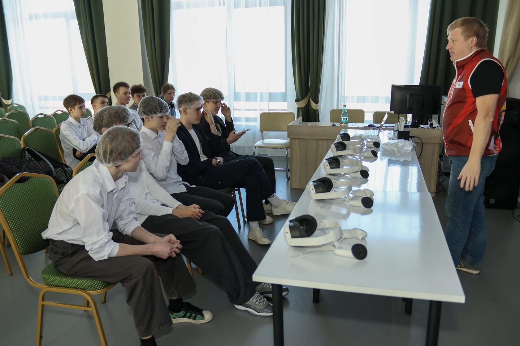 Для ижевских школьников провели занятия с VR-тренажерами по пожарной безопасности